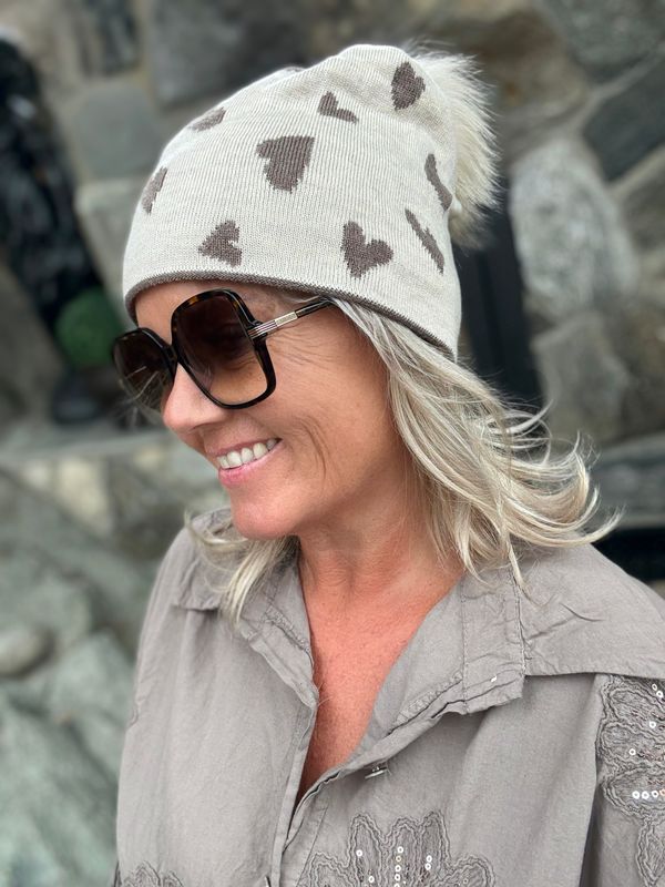 Hjerte-lue med avtagbar dusk beige